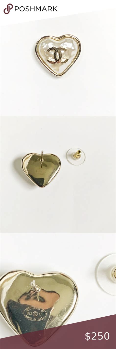 CHANEL CC Logo Pearly Heart Earrings Studs Gold Tone AB7530